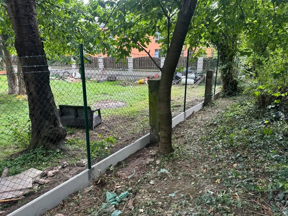 Plot z čtyřhranného pletiva s podhrabovými deskami – Chrudim
